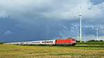 DB Fernverkehr 101 075 mit IC 2311 Westerland (Sylt) - Karlsruhe Hbf vor einem heranziehenden Regenschauer, Umleiter (Landesbergen, 27.08.2021). Aufgrund einer Oberleitungsstörung zwischen Sagehorn und Ottersberg (Strecke Bremen - Hamburg) wurde der Fernverkehr (IC, ICE, Flixtrain) zwischen Hamburg und Köln über Rotenburg (Wümme) - Verden - Nienburg - Minden - Hamm bzw. Gegenrichtung umgeleitet. Der Fotostandpunkt befindet sich an dem eingleisigen Teilstück Nienburg - Minden ( NATO-Bahn ). Der hier sonst in jede Richtung zweistündlich verkehrende RE 78  Porta-Express  wurde wegen Auslastung dieses Teilstücks auf SEV umgestellt.         