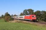 101 125-3 (DB) mit einem Intercity in Hilperting, 11. Oktober 2023