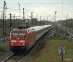 101 129-5 durchfhrt am 28.08.10 nach einem Regenschauer den Bahnhof Buchholz (Nordheide) mit einem IC aus dem Rheinland.