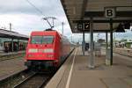 Hier schiebt 101 111-3 mit IC 2318 (Stuttgart Hbf - Dortmund Hbf) aus dem Stuttgarter Hauptbahnhof raus.