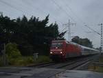 Dieses dustere Bild ist der IC 2223, der am heutigen Abend nach Aachen im strömenden Regen von der 101 050 gezogen in Herrather Linde von mir abgelichetet wurde. 25.7.2017