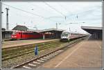 111 152 steht mit einem RE13  Maas-Wupper-Express  im Zielbahnhof Hamm (West). Auf dem Nebengleis wartet ein InterCity auf die Weiterfahrt Richtung Hannover. Aufgenommen am 13.04.2007