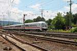 Durchfahrt am 18.06.2016 von D-DB 61 80 80-91 128-1 der Bauart Bpmmbdzf 286.1 zusammen mit der Schublok 101 084-2, als InterCity durch Koblenz Lützel in Richtung Norden.