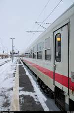 Blick auf einen Teil der leeren, gestrandeten IC-Garnitur mit 101 141-0 und 101 037-0 in Halle(Saale)Hbf auf Gleis 12.