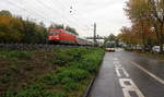 101 081-8 DB kommt als Umleiter mit einem IC aus Richtung Süden und fährt durch Bad-Honnef am Rhein in Richtung Norden. 
Aufgenommen auf der Rechten Rheinstrecke in Bad-Honnef(am Rhein). 
Bei Regenwetter am Nachmittag vom 1.11.2018.