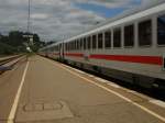 Ersatszug InterCity 118 aus Innsbruck zur Weiterfahrt nach Dortmund/Mnster (Westf) im Bahnhof Biberach(Ri). Wir warten eine RegionalBahn aus Ulm ab, dann gehts weiter. Dieser Zug bestand aus einen STW 2.Klasse und 6 1.Klasse Wagen. 5 von den 6 1.Klasse Wagen wurden zur 2.Klasse deklariert. In Stuttgart wartet der halbe Originalwagenpark. Grund: Am 28.06.07 hat der hin Zug (IC 119) in Duisburg die Oberleitung runtergeholt.