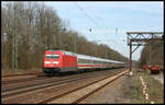 101058 kommt hier am 15.4.2006 um 12.50 Uhr mit einem Intercity in Richtung Münster durch den Bahnhof Natrup Hagen.