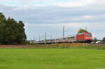 DB Fernverkehr 101 100-6 zieht ihren mittäglichen IC 2083 von Hamburg Hbf nach Berchtesgaden Hbf auf dem Abschnitt zwischen Ansbach und Gunzenhausen.