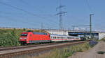 101 014 mit ihrem IC17 Dresden - Rostock kurz vor der Durchfahrt durch Kavelstorf. Aufgenommen im Juni 2023.