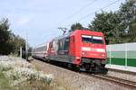 101 115-4 (DB) mit einem Intercity in Ostermünchen, 12. Oktober 2023