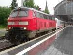 218 487-7 steht an einem verregnetem Herbsttag mit IC 2121 von Puttgarden nach Frankfurt am Main Hbf im Lbecker Hbf und wartet auf die Abfahrt. Wei jemand, ob diese Zugleistung ab Ende 2008 von einer 101er oder 120er bernommen wird?