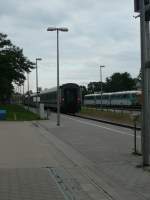 Der IC 1914 verlsst den Bahnhof Zinnowitz am 19.07.2008 um ca. 18:20 in Richtung Heringsdorf. Im Hintergrund sieht man die abgestellten Triebwagen der Baureihe 771 von der UBB.