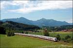 Vor der Kullisse der Chiemgauer Berge ist der InterCity 2293 auf dem Weg von Saarbrcken Hbf nach Salzburg Hbf. Hier bei Vachendorf braucht der Zug noch ca. 25 Minuten bis zum Ziel. (06.07.2008)
