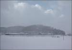 Getrübte Sicht -

Die Wolken lockern schon auf, aber noch fällt Schnee als ein geschobener IC in Fahrtrichtung Stuttgart das Urstromtal zwischen Urspring und Amstetten passiert.

17.01.2016 (M)