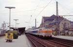 Citybahn-218 auf Abwegen : Im Sommer 1993 steht 218 140 in Bielefeld Hbf vor einem Interregio Düsseldorf - Chemnitz, der wegen baubedingter Sperrung der Strecke Soest - Paderborn über die  Sennebahn  nach Paderborn geleitet wird.