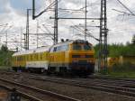 DB Netzinstandhaltung 218 477-8 rangiert am 14.05.2014 mit zwei Messwagen in Weimar.