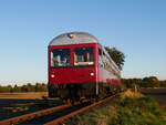 Triebwagen GDT 0518 der AVL als  Heide-Express  auf der Strecke der Bleckeder Kleinbahn / Geestrandbahn (KBS ex 109c) zwischen den Stationen Neetze und Boltersen; 15.10.2017  