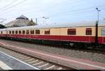 Blick auf einen Halbspeisewagen der Gattung  ARmh 217  (56 80 85-92 151-4 D-AKE) der AKE Eisenbahntouristik, der im AKE 50 von Weimar nach Ostseebad Binz mit Zuglok 113 309-9 (E10 1309) eingereiht ist