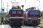In Bergen auf Rügen fährt die Lok 211 030 mit einem STÖRTEBEKER EXPRESS aus Ilmenau an den Bahnsteig 4, daneben steht mit der Lok 243 931 ein zweiter  STÖRTEBEKER EXPRESS, der