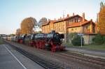 Beim Erreichen des Bahnhofs Sandersleben/Anh.stand die Sonne leider schon so tief, da sie nur noch das Empfangsgebude anstrahlte.