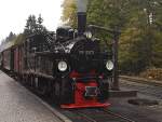 99 5901 mit einem Sonderzug der IG HSB zum Brocken, beim Wasserfassen auf Gleis 1 im Bahnhof Drei Annen Hohne.