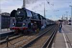 01 1533-7 steht im Bahnhof Freilassing zur Weiterfahrt nach Salzburg bereit.