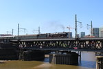 Westfalendampf-Sonderzug zum Hamburger Hafengeburtstag am 07.Mai 2016 mit der 01 1066 auf der Oberhafenbrücke kurz vor Erreichen des Hauptbahnhofs.