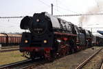 Gerade haben am Nachmittag des 02.04.2016 01 0509 und 01 1519 im Bahnhof Cheb (Eger) wieder an ihren Sonderzug der Eisenbahnfreunde Glauchau und der PRESS angekuppelt.