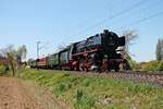 Am 05.05.2016 fuhr 01 202 vom Verein  Pacific 01 202  mit dem Sonderzug DPE 5953 (Lyss - Basel Bad Bf - Neustadt (Weinstraße)) nach Rheinland-Pfalz, als sie bei Scherzingen auf der Rheintalbahn gen Freiburg (Brsg) Hbf fuhr, um dort ihre Wasservorräte aufzufüllen.