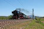 Nachdem die 01 202 vom Verein  Pacific 01 202  am 05.05.2016 in Freiburg (Brsg) Hbf ihre Wasservorräte auffüllte, fuhr sie ihrem Sonderzug DPE 5953 (Lyss - Neustadt (Weinstraße)) weiter in Richtung Rheinland Pfalz und wurde kurz hinter Kenzingen erneut bildlich festgehalten, als sie gen Offenburg fuhr.