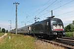 Am 05.06.2017 bespannte MRCE/TXL ES 64 U2-028 (182 528-0) einen belgischen Pilgerzug (Bruxelles Midi - Lourdes) auf dem Teilstück von Aachen Hbf bis nach Basel SBB, als sie bei Müllheim