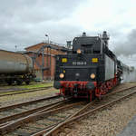 Die Dampflokomotive 50 3648-8 zieht einen Sonderzug vom Gelände des sächsischen Eisenbahnmuseums in Chemnitz-Hilbersdorf.