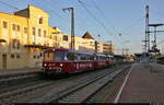 Die Sonne hat die Bahnsteiganlagen noch nicht erreicht, als die drei Wulle-Schienenbusse 998 554-9 (95 80 09-98 554-9-D-DNV), 998 417-9 (95 80 09-98 417-9-D-DNV) und 798 469-2 (95 80 07-98 469-2-D-DNV) den Bahnhof Ludwigsburg auf Gleis 4 hinter sich lassen. Mit Halten u.a. in Tübingen, Horb und Singen(Hohentwiel) wird der  Rote Flitzer  noch etwa 4,5 Stunden bis zu seinem Ziel Konstanz brauchen.

🧰 Förderverein Schienenbus e.V. | DNV-Touristik GmbH
🚝 DPE 76473 Bietigheim-Bissingen–Konstanz
🕓 31.7.2021 | 6:42 Uhr