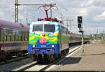 Nachdem sie die 13 Wagen auf Gleis 4 abgelegt hatte, setzt 111 074-1  Hilde  auf Gleis 3 des Angersdorfer Bahnhofs um.
