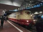 Die Baureihe 103 113-7 hält als Sonderzug auf Gleis 9 des Kassel-Wilhemshöher Bahnhofes in Richtung Lübeck Hbf. 17.12.2022