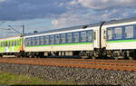 Blick auf einen UIC-Z-Wagen (DR) mit der Bezeichnung  Bomdz <sup>236.9</sup>  (51 80 84-90 207-2 D-TRAIN), der in einem Müller-Partyzug mit 111 212-7  Loreley  an vorletzter Stelle hängt und bei Benndorf (Kabelsketal) aufgenommen wurde.

🧰 TRI Train Rental GmbH | Euro-Express Sonderzüge GmbH & Co. KG für Müller-Touristik GmbH & Co. KG
🚝 MT 1872 Köln Hbf–Flughafen Leipzig/Halle [+105]
🕓 16.9.2022 | 17:47 Uhr