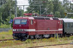 Lok 243 005 mit SDZ „Rügen Express“ in Bergen auf Rügen. - 15.07.2023
