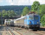 1042 520-8 zieht am 10. Juli 2012 den Classic Courier auf der Fahrt von Frankfurt (Oder) nach Mnchen durch Kronach.