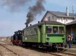 Einziger erhaltener Aussichtswagen der ehemaligen Windbergbahn (Freital - Dresden-Gittersee) hinter 89 6009 in Drrrhrsdorf (Sonderfahrt 12. April 2003).
Von diesem Wagentyp gab es ehemals nur 4 Stck