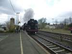 01 1533-7 fährt hier gerade am 10.04.2014 in den Oberkotzauer Bahnhof ein.