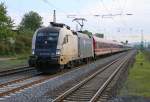 182 519 (ES 64 U2-019) mit langem Sonderzug in Fahrtrichtung Süden. Aufgenommen in Eichenberg am 03.05.2014.