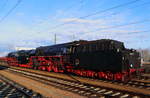 Nachdem 01 0509 und 01 1519 am 02.04.2016 ihren Sonderzug im Bahnhof Glauchau am Bahnsteig zwischengeparkt  haben, sind sie jetzt auf dem Weg ins Bw, um ihre Brennstoff- und Wasservorräte aufzufüllen, von denen sie einiges auf der steigungsreichen Strecke von Dresden bis hierher verbraucht haben. Die Sonderfahrt führte von Dresden über Cheb und Karlovy Vary (Karlsbad) zurück nach Dresden und wurde von den Eisenbahnfreunden Glauchau und der PRESS durchgeführt.