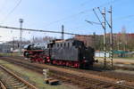 01 1519 der EFZ (Eisenbahnfreunde Zollernbahn), am 02.04.2016 im Sonderzugeinsatz für die Eisenbahnfreunde Glauchau und die PRESS, im Bahnhof Cheb (Eger) unterwegs ins Bw. Hier wird die Maschine gedreht und mit Wasser versorgt, bevor sie dann, gemeinsam mit 01 0509, die Rückfahrt nach Dresden antritt. (Bild 1)