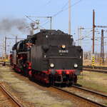 01 1519 und 01 0509 am 02.04.2016, kurz vor Übernahme ihres Sonderzuges der Eisenbahnfreunde Glauchau und der PRESS zur Rückfahrt nach Dresden, im Bahnhof Cheb (Eger).