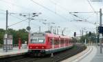 S 28533 (Ergnzungsverkehr) nach Berlin Ostbahnhof mit Schublok 143 913-2 bei der Einfahrt Berlin Hbf am 3.8.09