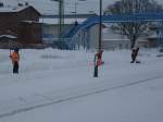 Da half auch die Weichenheizung nicht,als dieser Schneetrupp, am 31.Januar 2010, mit Schneeschieber die Weichen von Bergen/Rgen frei schauffeln mute.