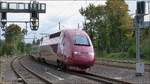 Da rauscht er dahin, der Thalys unterwegs nach Paris. Hier zu sehen bei der Durchfahrt am Bahnhof von Eschweiler an der KBS 480, 11.Oktober 2020. Nächster Halt ist Aachen Hauptbahnhof. 