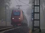 Ein Thalys kommt vom Aachener Hauptbahnhof am frhen Morgen durch den Nebel die Sdrampe Richtung Belgien hoch.