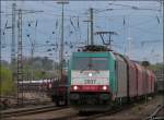 Abfahrtsbereit steht die belgische Cobra 2837 an einen Maiabend im Aachener Westbahnhof.Am Haken ein gemischter Gterzug.