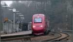 Wenn Fliehkrfte wirken! Hier drckt es den Thalys ganz schn nach aussen im Gleisbogen am Bahnhof von Eschweiler (Rhl). Bildlich festgehalten im April 2013.